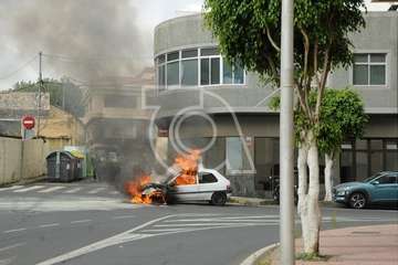 Arde un coche en la calle Poeta Pablo Neruda de Los Llanos de Telde/Eugenio Artiles y TA.